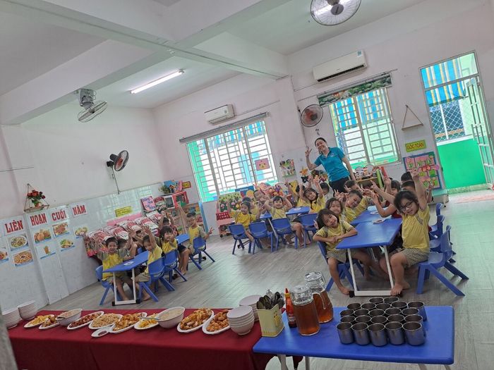 Ảnh 2 - Giờ học nghệ thuật đầy màu sắc tại Mầm Non Hoàng Yến