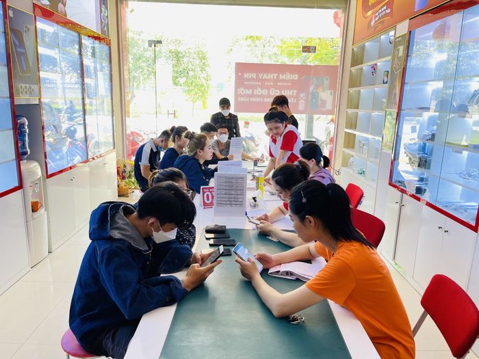 Showroom trưng bày đa dạng sản phẩm tại Hồng Anh Mobile