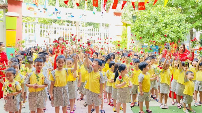 Ảnh 1 - Khuôn viên xanh mát với sân chơi sáng tạo tại Mầm Non Hoàng Yến