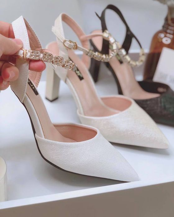 Hình ảnh thứ hai khắc họa sự sang trọng trong từng thiết kế của SHE SHOES