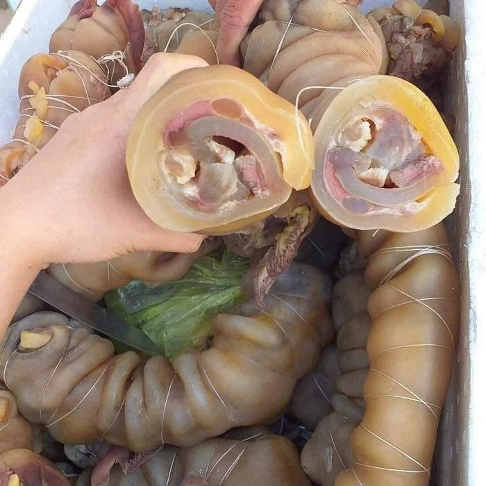 Hình ảnh 2: Các sản phẩm tươi ngon được bày trí khoa học tại Việt Tam Nông Food's