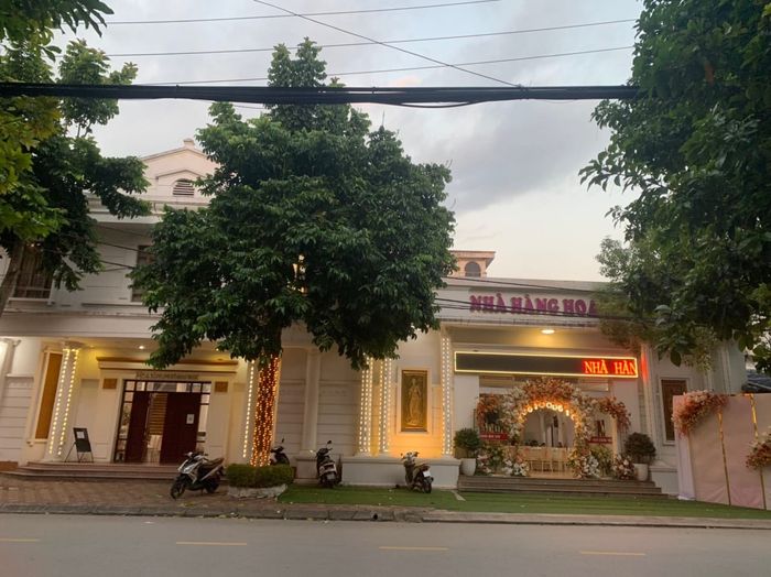 Không Gian Sang Trọng Tại Nhà Hàng Hoa Sim Lạng Sơn