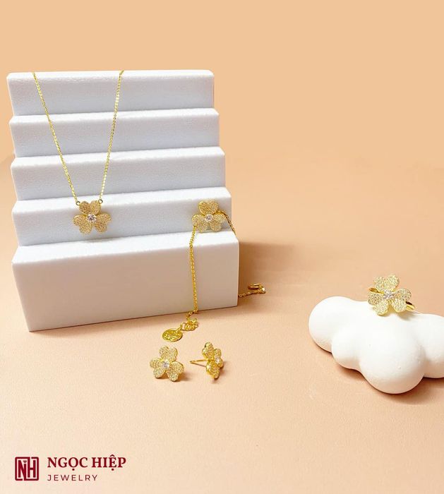 Bộ sưu tập nữ trang cao cấp được trưng bày tại Tiệm Vàng Ngọc Hiệp
