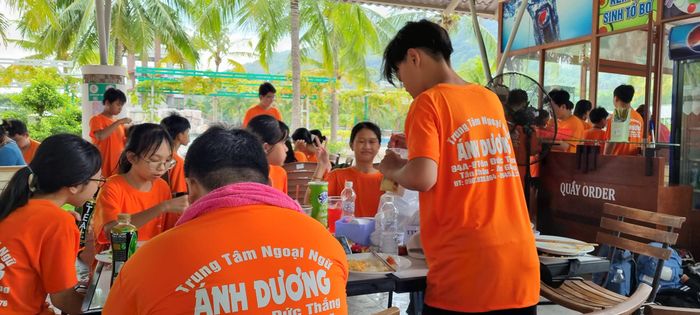 Trung tâm ngoại ngữ Ánh Dương - Hình ảnh đầu tiên về không gian học tập truyền cảm hứng, nơi kiến thức tỏa sáng như ánh dương.