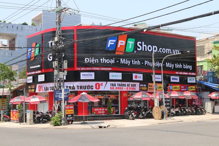 FPT Shop - Không gian trưng bày sản phẩm hiện đại, chuyên nghiệp