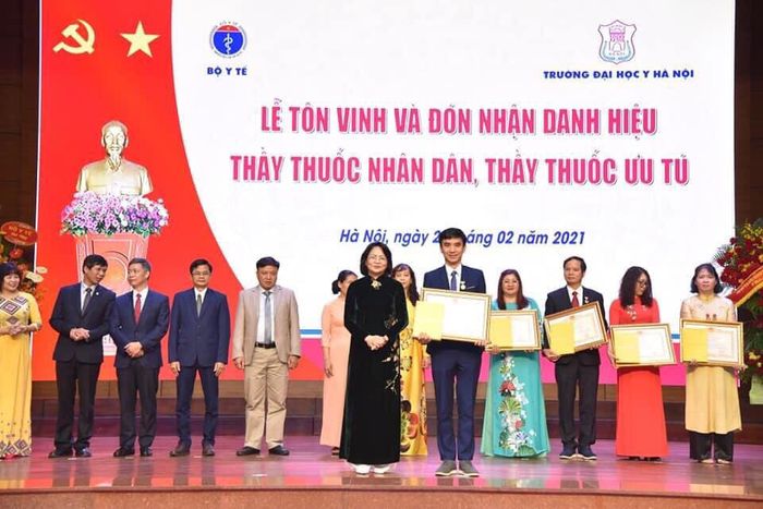 Phó Chủ tịch nước Đặng Thị Ngọc Thịnh trao danh hiệu Thầy thuốc Ưu Tú cho PGS.TS. BSNT Võ Trương Như Ngọc - Một vinh dự lớn dành cho ông.