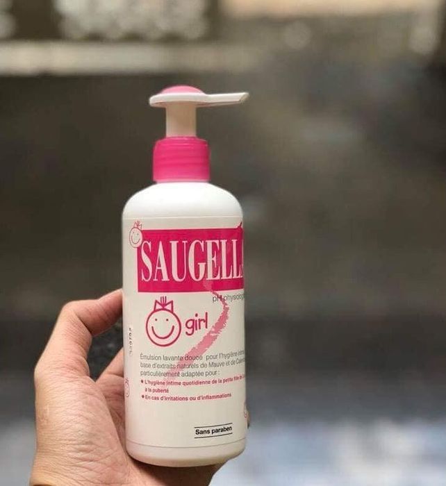 Hình ảnh chai dung dịch vệ sinh Saugella cho bé gái