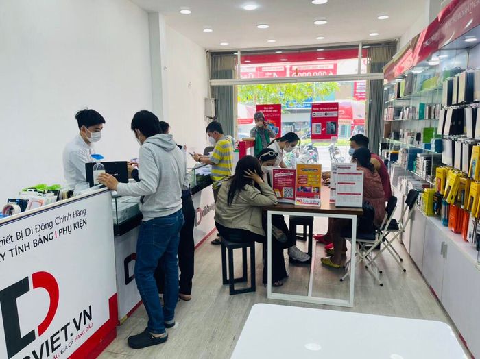 Di Động Việt - Không gian trưng bày sản phẩm công nghệ hiện đại