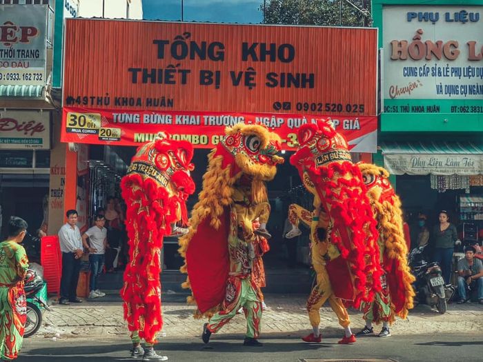 Hình ảnh đặc sắc trong tiết mục biểu diễn của Đoàn Lân Sư Rồng Triệu Anh