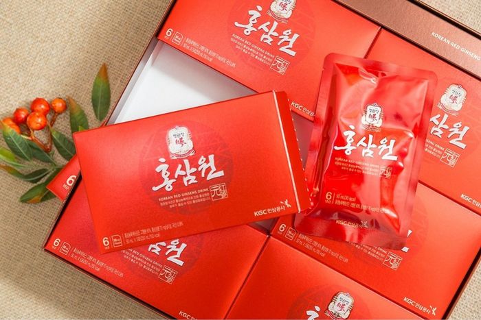 Nước Hồng Sâm Hong Sam Won - Dưỡng chất quý báu từ nhân sâm Hàn Quốc giúp tăng cường sức khỏe và sự dẻo dai cho cơ thể. Chống mệt mỏi, giúp tinh thần luôn tỉnh táo và tràn đầy năng lượng.