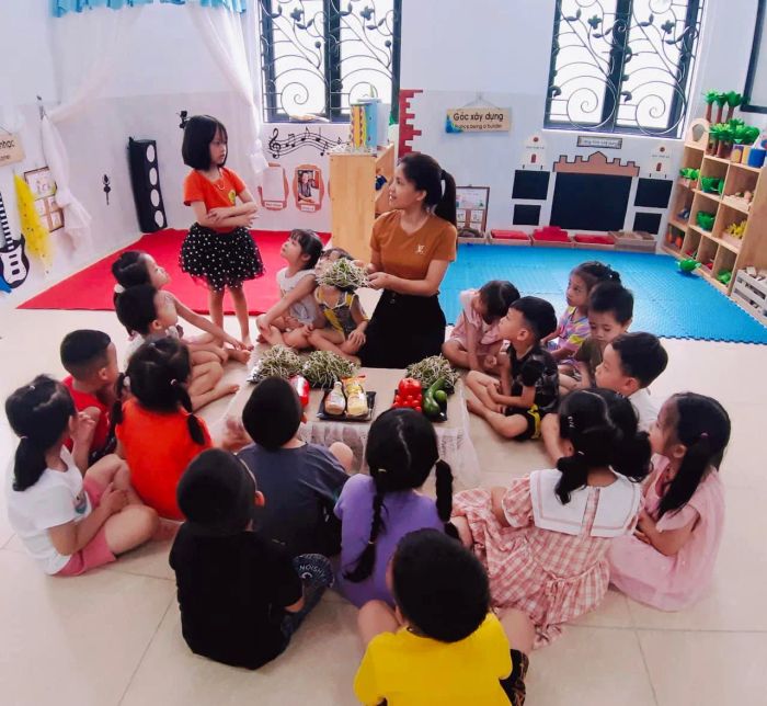 Ảnh 2: Những khoảnh khắc hạnh phúc trong hoạt động vui chơi và học tập của các bé tại Trường Mầm non Tân Hội B