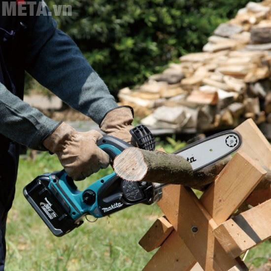 Máy cưa xích chạy pin Makita BUC250RDE