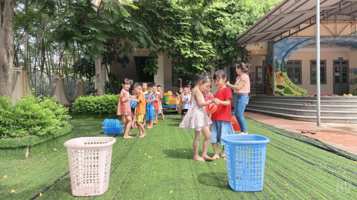 Ảnh 2: Những khoảnh khắc đáng yêu trong hoạt động vui chơi sáng tạo của các bé tại Trường Mầm non Liên Trung