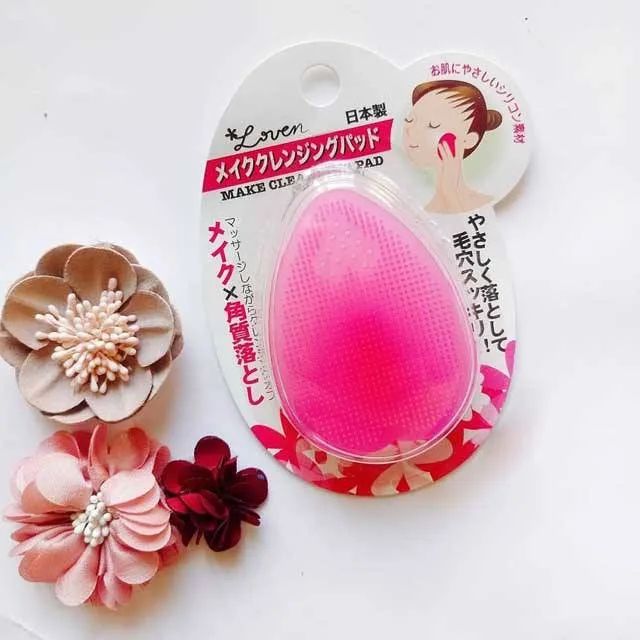 Hình ảnh thực tế Miếng Rửa Mặt Silicon Loven Make Cleansing Pad Nhật Bản - góc cận cảnh