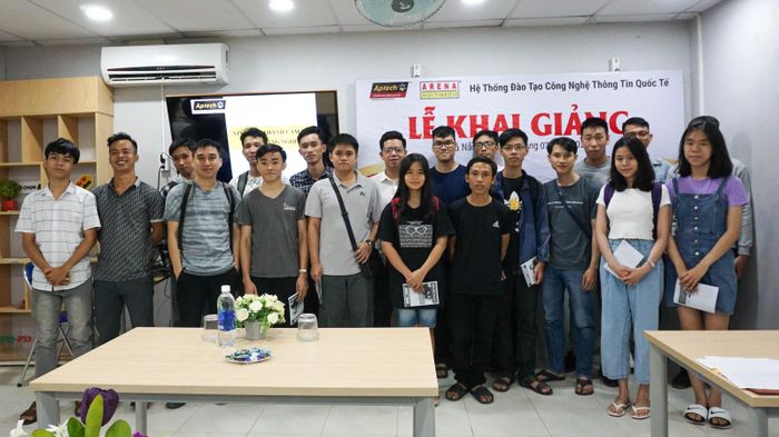 Ảnh Aptech Đà Nẵng 1 – Trung tâm đào tạo lập trình viên quốc tế Aptech tại Đà Nẵng luôn là lựa chọn tin cậy cho các bạn trẻ đam mê công nghệ. Với phương pháp giảng dạy tiên tiến và môi trường học tập chuẩn quốc tế, Aptech là nơi đào tạo những lập trình viên tài năng cho ngành CNTT.