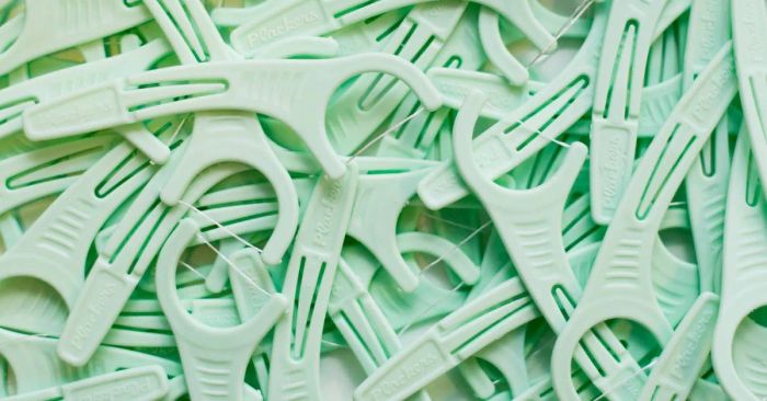 Hình ảnh minh họa cách sử dụng Plackers Micro Mint