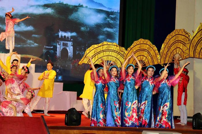 Khán giả hào hứng tham gia chương trình văn nghệ