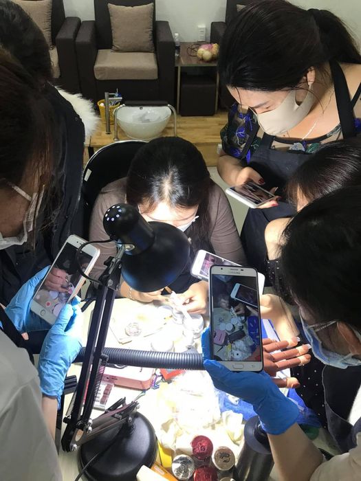 Hình ảnh học viên thực hành kỹ thuật nail tại Ngọc Lee Nails