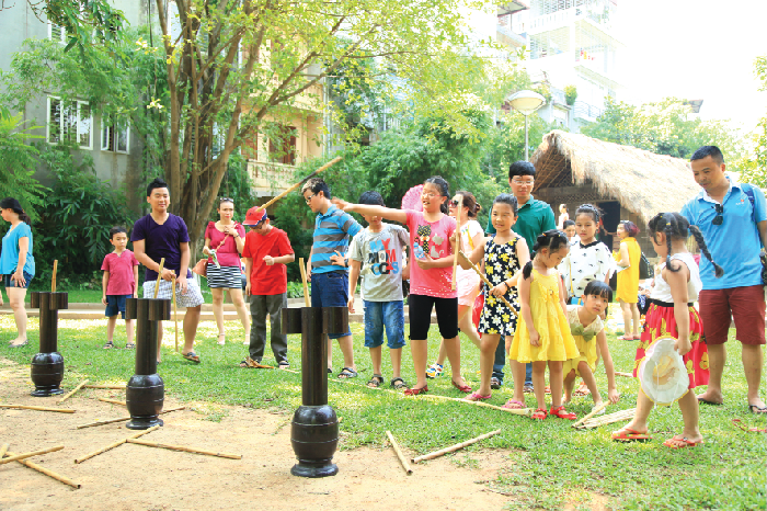 Khoảnh khắc vui tươi của du khách tại các điểm du lịch