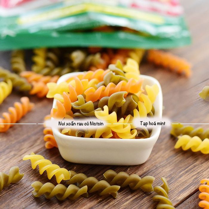 Hình ảnh chân thực nui xoắn rau củ Nissin đa sắc màu tự nhiên
