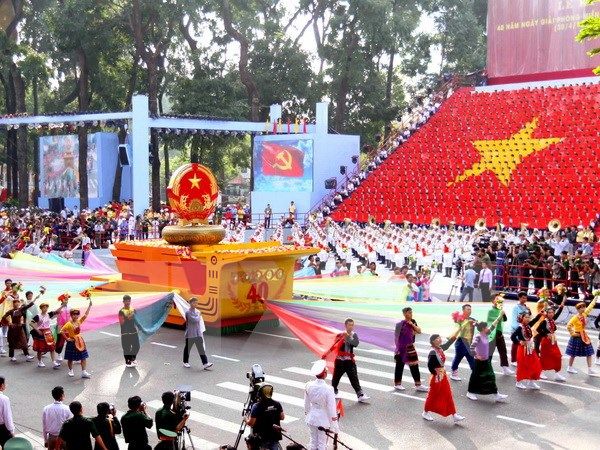 Hình ảnh đoàn diễu hành trong ngày lễ lớn