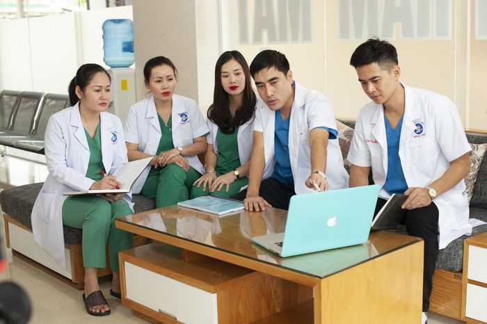Hình ảnh đội ngũ bác sĩ chuyên nghiệp tại Nha khoa Răng Xinh