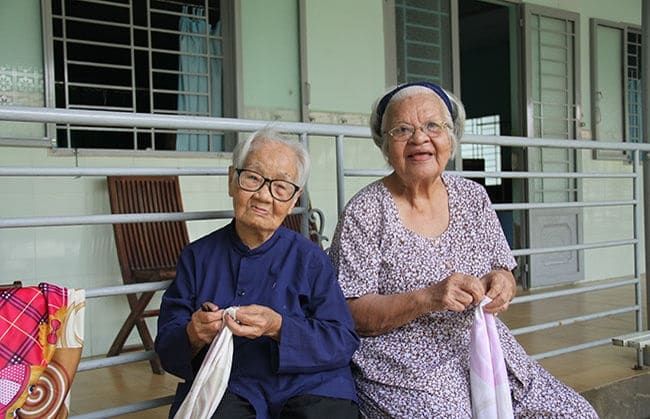 Khuôn viên xanh mát bên sông của Trung Tâm Dưỡng Lão Vinh Sơn