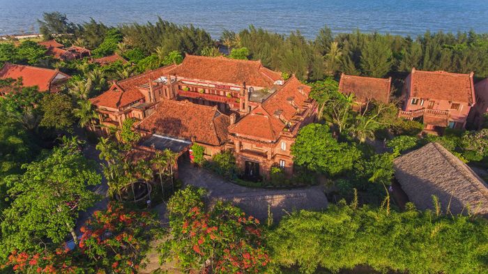 Van Chai Resort - Kiến trúc Pháp cổ điển bên bờ biển xanh