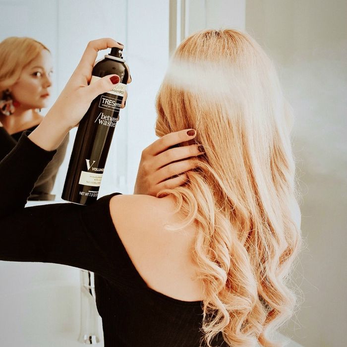 TreSemmé Dry Shampoo Volumizing - Bí quyết tạo kiểu nhanh cho các cô nàng công sở bận rộn, mang lại vẻ đẹp tự tin suốt cả ngày dài