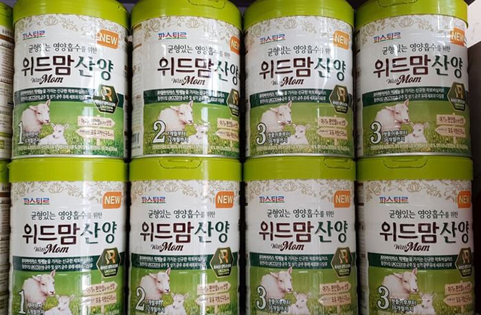 Sữa Dê Whith Mom - Hình ảnh chân thực về dòng sữa organic cao cấp từ Hàn Quốc, minh họa rõ nét từng chi tiết bao bì sang trọng