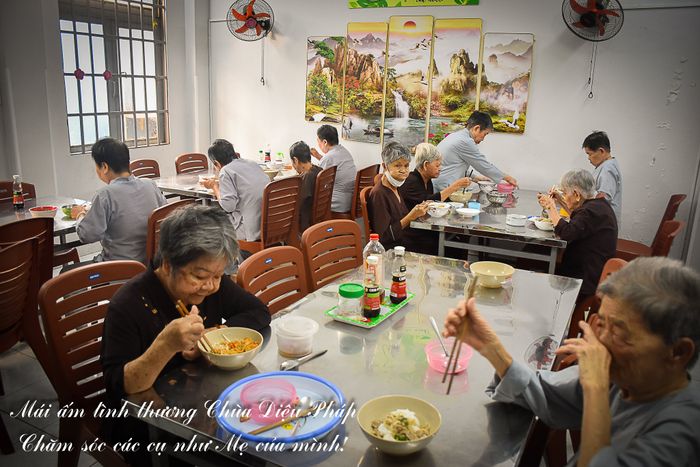 Hoạt động chăm sóc tại Mái Ấm Tình Thương Chùa Diệu Pháp - Ảnh 2