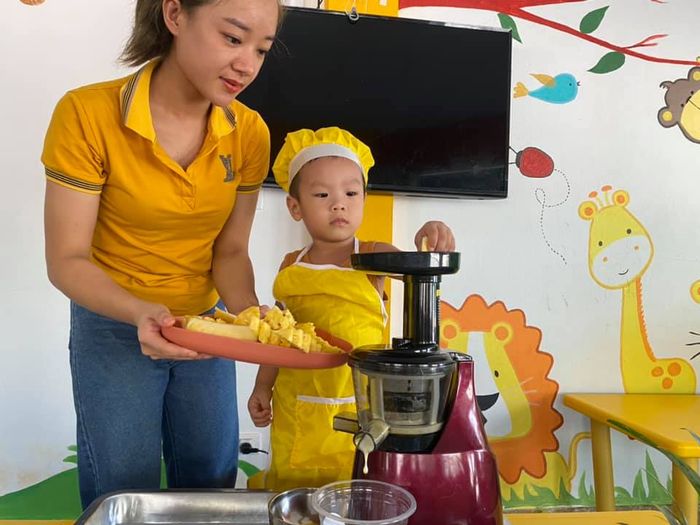 Mầm non Mặt Trời Bé Con ảnh 1 - Khoảnh khắc đáng yêu trong không gian học tập tràn đầy năng lượng