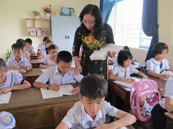 Hình ảnh minh họa: Cô giáo vùng cao dạy học