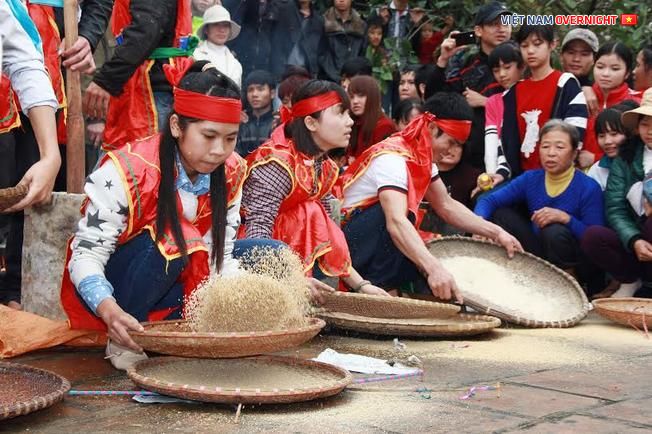 <p>Trò chơi thi nấu cơm bắt đầu khi các đội được chia đều thành nhóm, mỗi đội có từ 2 đến 4 người, với đầy đủ dụng cụ như nồi, củi, gạo và nước. Điểm xuất phát và đích đến được xác định rõ ràng, và các đội phải thực hiện ba công đoạn chính: làm gạo, tạo lửa, lấy nước và thổi cơm. Mỗi đội sẽ phải thi đua với thời gian để hoàn thành từng công đoạn và đưa cơm chín tới đích. Đội chiến thắng là đội nấu cơm ngon nhất và nhanh nhất, được dâng lên cúng thần linh để cầu mong mùa màng bội thu.</p><p><br></p><p>Không chỉ vậy, trò chơi còn có sự thay đổi về hình thức, một số nơi yêu cầu người chơi phải bịt mắt hoặc bị buộc tay để tăng độ khó, đồng thời thử thách sự phối hợp ăn ý và kỹ năng ra quyết định của mỗi thành viên trong đội.</p>