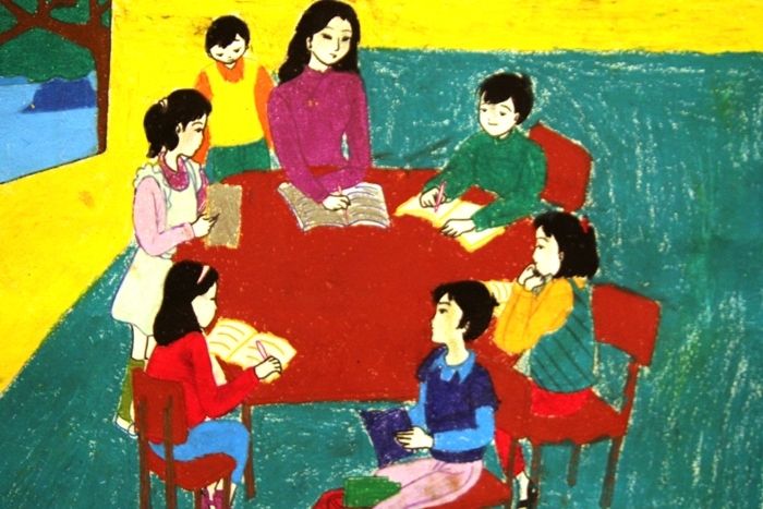 Cô bắt đầu kể câu chuyện, và cả lớp em lặng yên, lắng nghe cô với sự chăm chú. Giọng cô ấm áp, truyền cảm, thay đổi theo từng cao độ, khiến mỗi từ cô nói đều thấm đẫm cảm xúc.