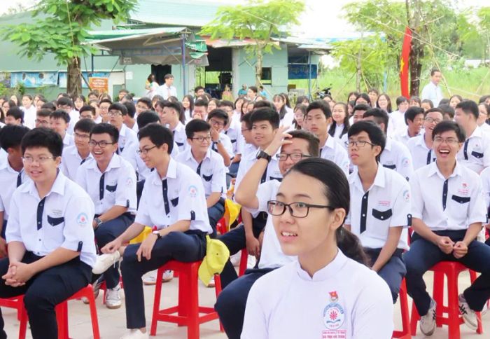 Nguồn ảnh minh họa: Khoảnh khắc đẹp dưới mái trường THPT (Internet)