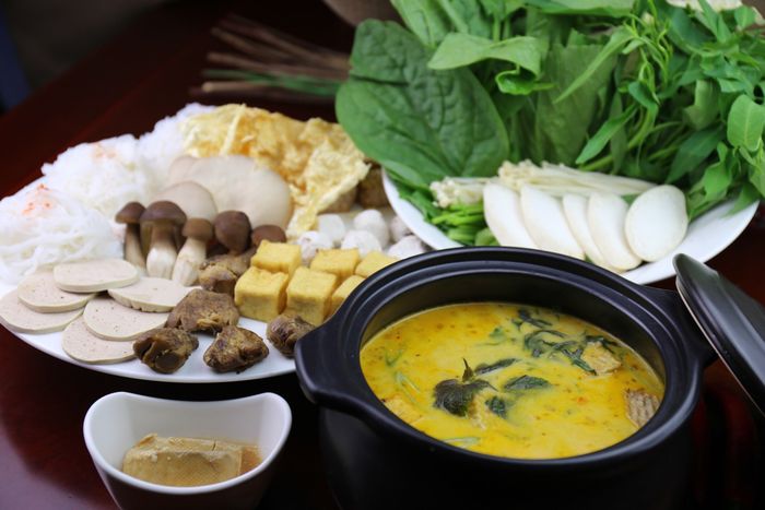 Không gian ấm cúng với ánh đèn vàng tại Nhà Hàng Chay Om Mani (ảnh 2)