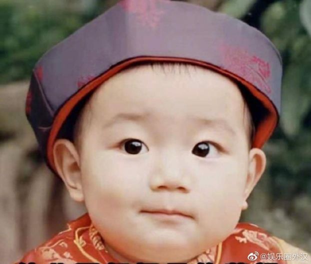 Hình ảnh minh họa sống động về em bé tập đi