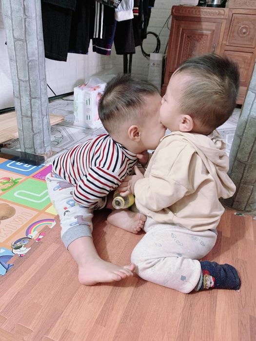 Hình ảnh minh họa sống động về bé tập đi