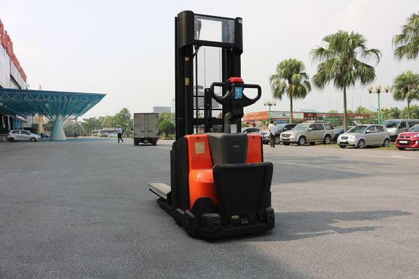 Hình ảnh xe nâng điện BT số 1
