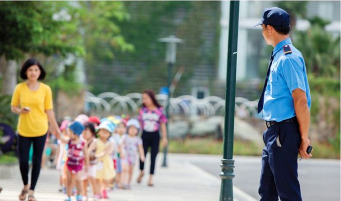 Hình ảnh minh họa chân thực về bác bảo vệ trường học (Nguồn: Tư liệu giáo dục)