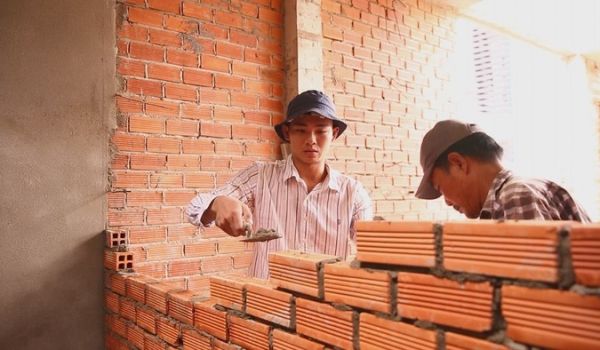 Hình ảnh minh họa chân thực về người thợ xây đang làm việc (Nguồn: Internet)