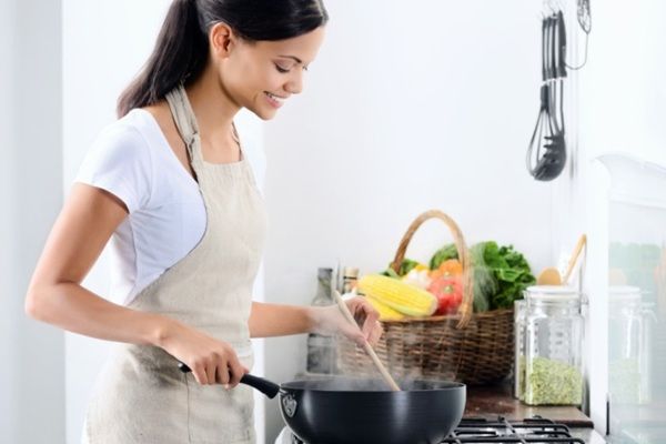 Hình ảnh minh họa: Mẹ tần tảo bên bếp lửa gia đình (Nguồn: Internet)