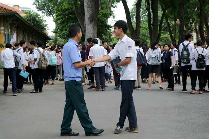 Hình ảnh minh họa chân dung bác bảo vệ trường học (Nguồn: internet)