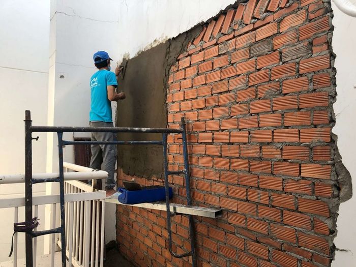 Hình ảnh minh họa sống động về người thợ xây đang thi công (Nguồn: Internet)