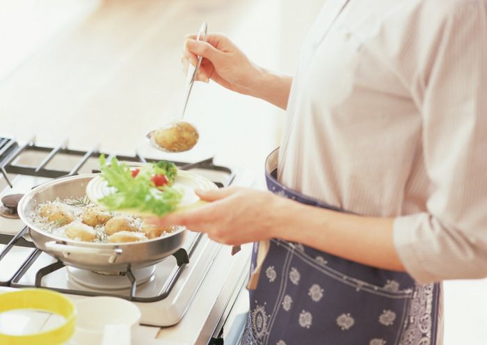 Hình ảnh minh họa: Khoảnh khắc ấm áp mẹ con cùng vào bếp (Nguồn: Internet)