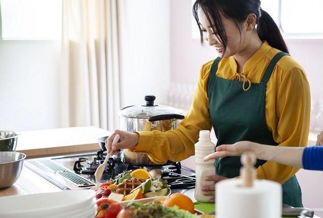 Hình ảnh minh họa sống động: Khoảnh khắc mẹ nấu ăn đầy yêu thương (Nguồn: Internet)