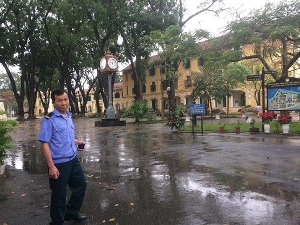 Hình ảnh minh họa chân thực về bác bảo vệ trường học (Nguồn: Tư liệu giáo dục)
