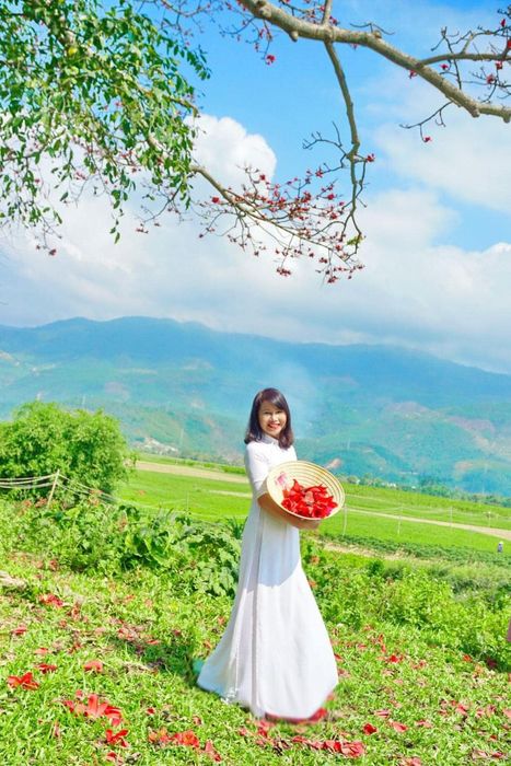 Hình ảnh nhà thơ Minh Xuyến ảnh 1