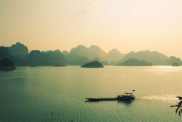 Tranh minh họa nghệ thuật: Sông Đà cuồn cuộn giữa đại ngàn Tây Bắc và sông Hương lững lờ ôm ấp cố đô Huế (Nguồn: Tổng hợp)
